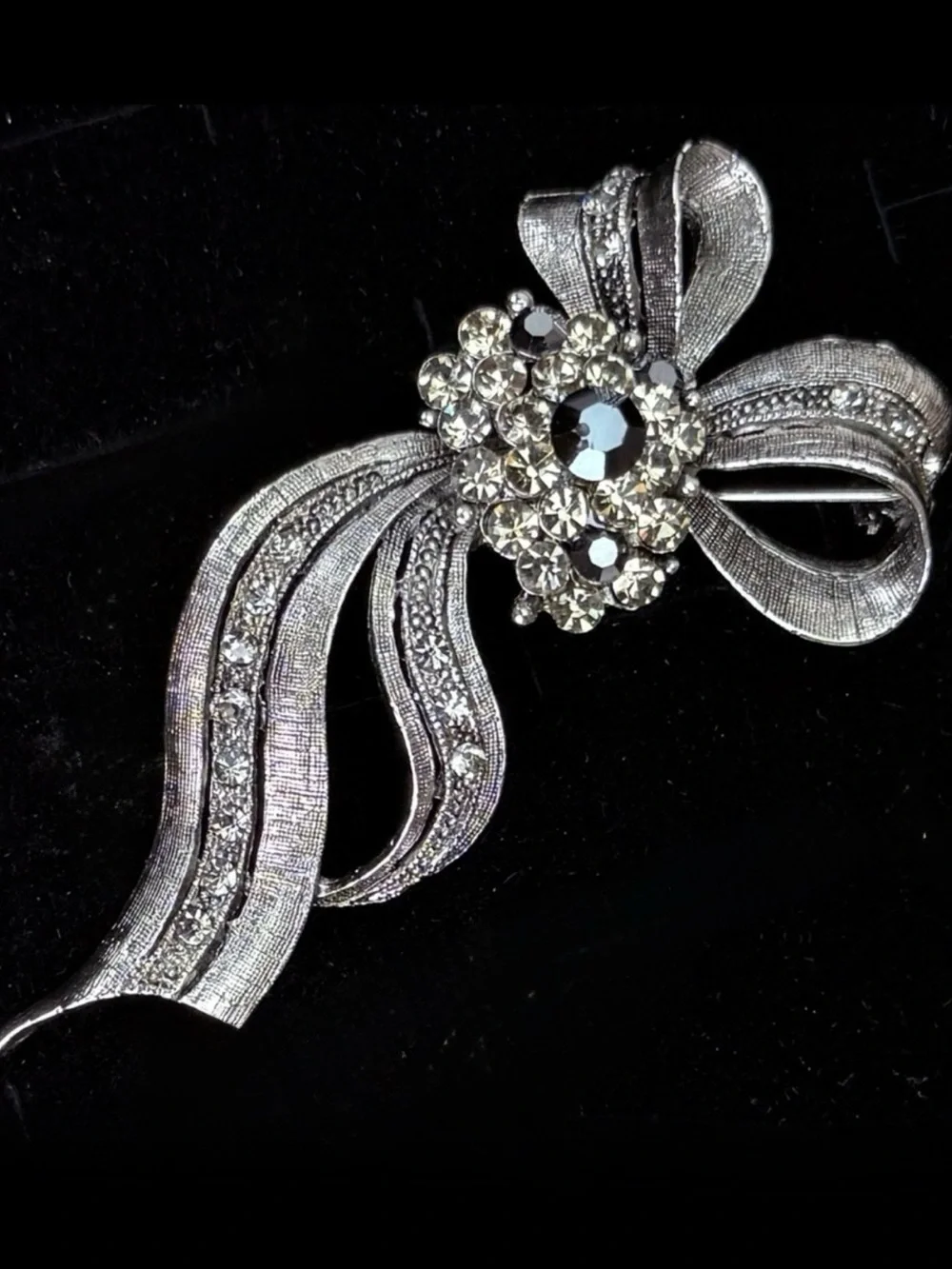 Vintage Art Deco Aged Silvertone Bow Bling Brooch